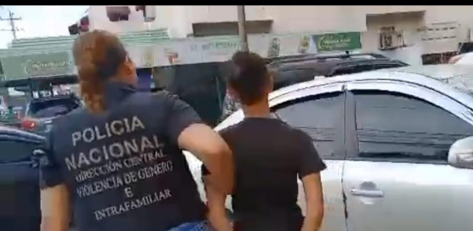 Mujer arrestada por poner a su hija a dormir en el piso y maltratarla verbalmente