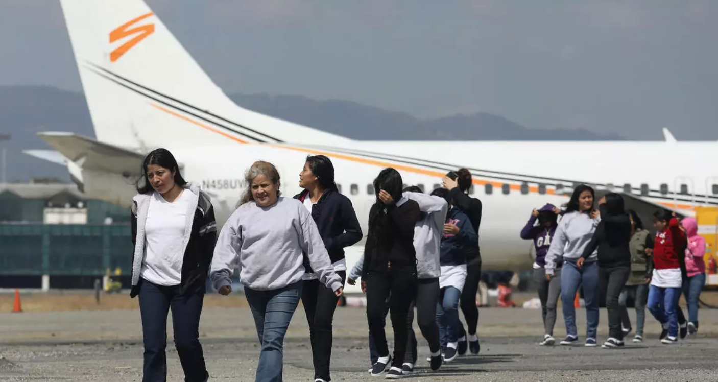 Suspenden temporalmente en Texas el plan de regularización de inmigrantes de Biden