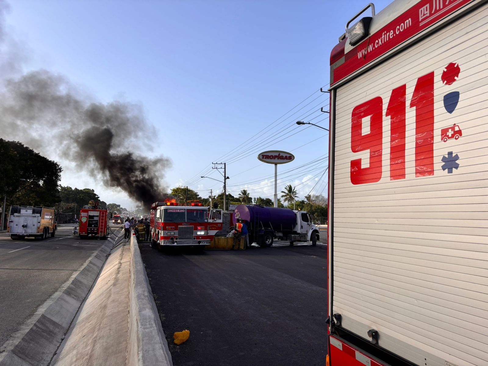 28 unidades de emergencias coordinadas por el 911 asisten explosión de camión de gas en La Vega
