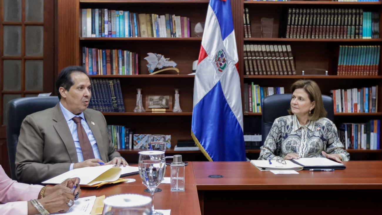 Vicepresidenta y ministro Atallah se reúnen con gremios de salud para buscar soluciones a demandas del sector