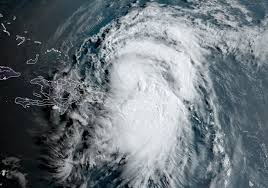 El huracán Ernesto se aleja cada vez más de la zona del Caribe y se mueve hacia aguas abiertas del Océano Atlántico.