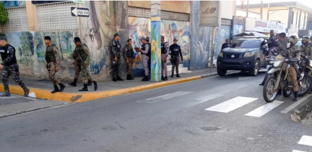 Fuerzas Armadas toman el control de Salcedo tras convocatoria a huelga
