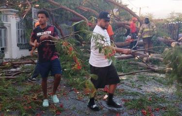 Fuerte ventarrón derriba casas y árboles en Santiago Rodríguez