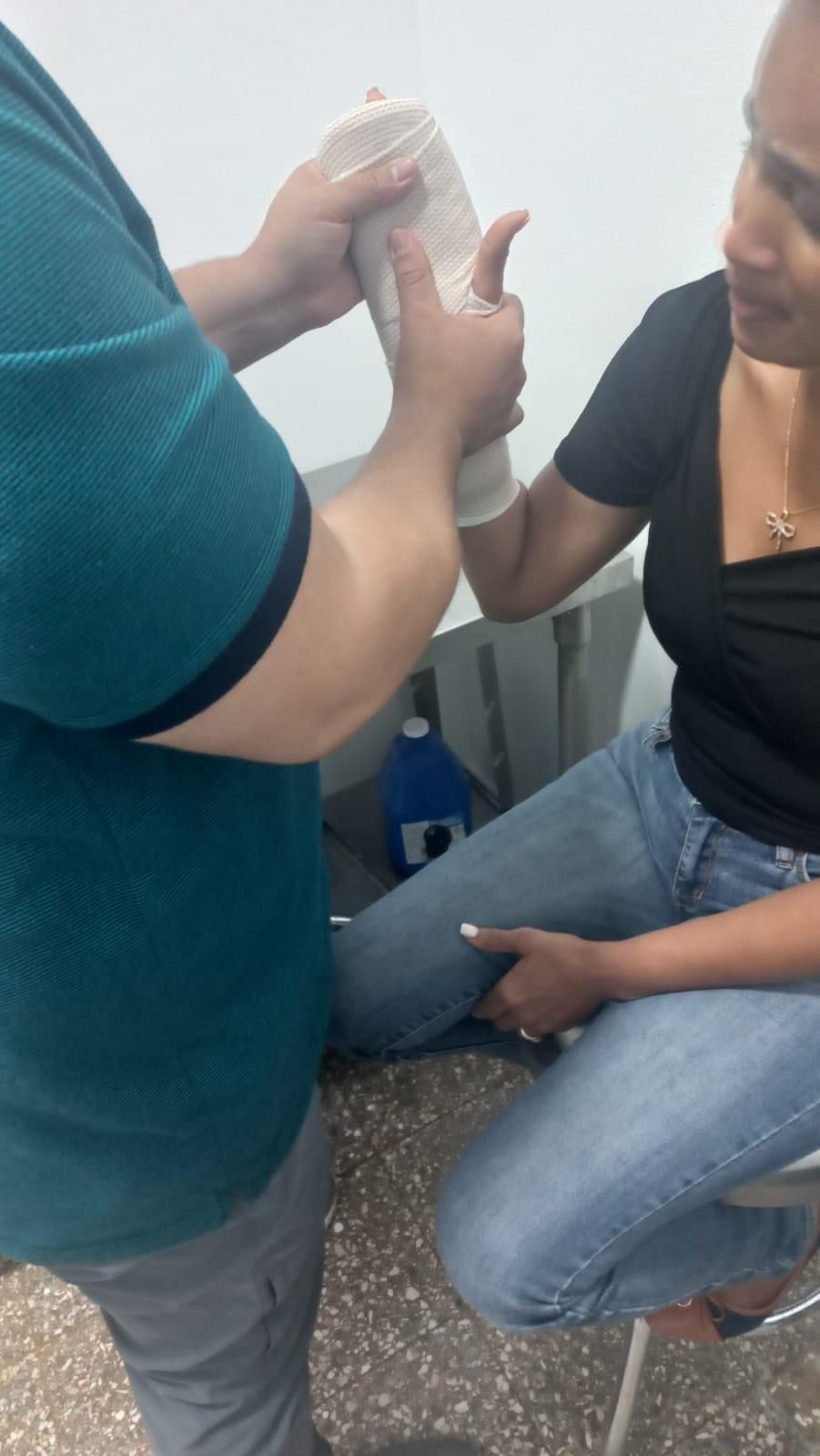 Maestra de Las Taranas resulta con mano lesionada tras incidente en liceo