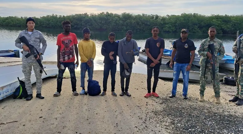 Apresan 8 haitianos en Manzanillo por pesca ilegal