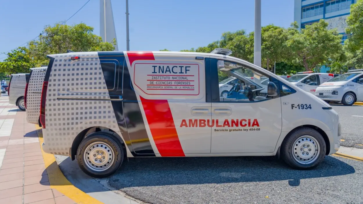 Inacif recibe 10 ambulancias de la Procuraduría y promete mejorar servicios