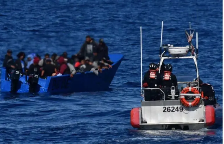 Rescatan veinte migrantes de RD iban en yola