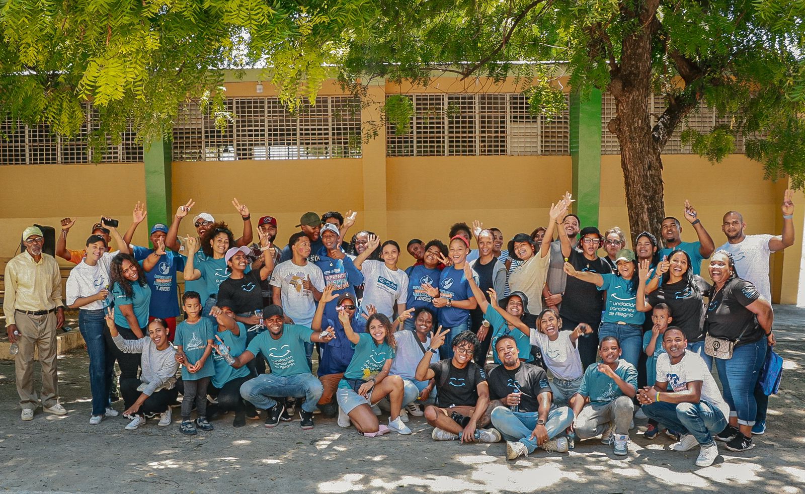 Fundación Porciones de Alegría y Juventud Innovadora de Villa Central entregan útiles escolares a niños en Barahona