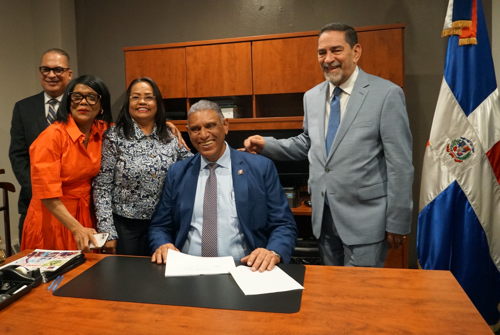 Iris Familia llama a Chu Vásquez a continuar implementando políticas gubernamentales en beneficio de los dominicanos en NY