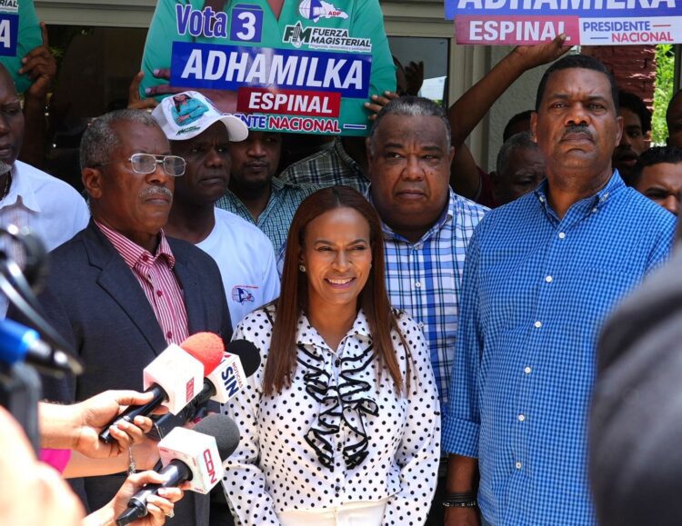 Adhamilka Espinal inscribe su candidatura a la presidencia de ADP