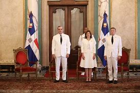 Luis Abinader y Raquel Peña reciben a nuevos embajadores en un acto oficial