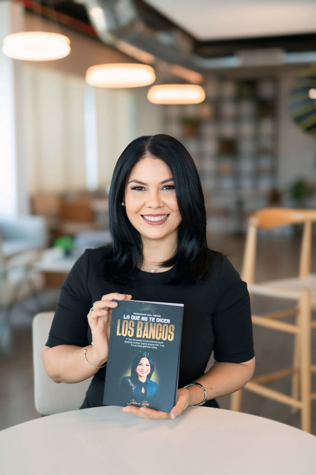 “Lo que no te dicen los bancos”: Jahaira Roble experta en finanzas lanza su tercer libro