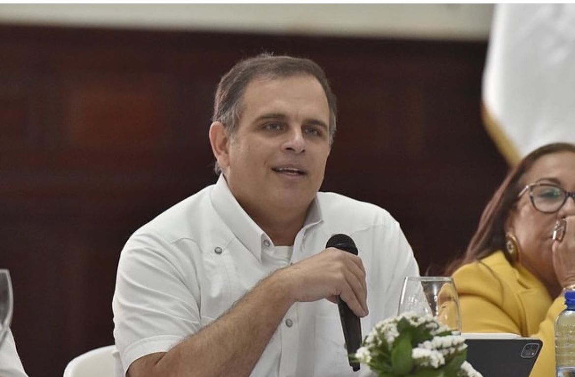 Gobierno congela nómina pública; restringe compra de vehículos, publicidad y viajes