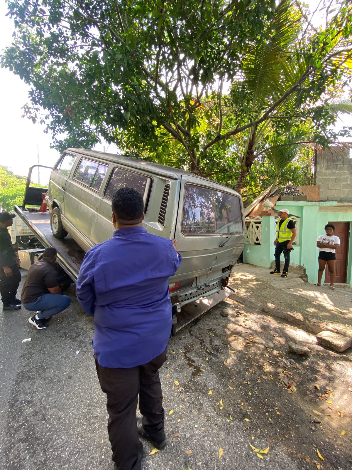 Alcaldía del DN retira chatarra de la avenida Cayetano Germosén durante operación de los espacios públicos