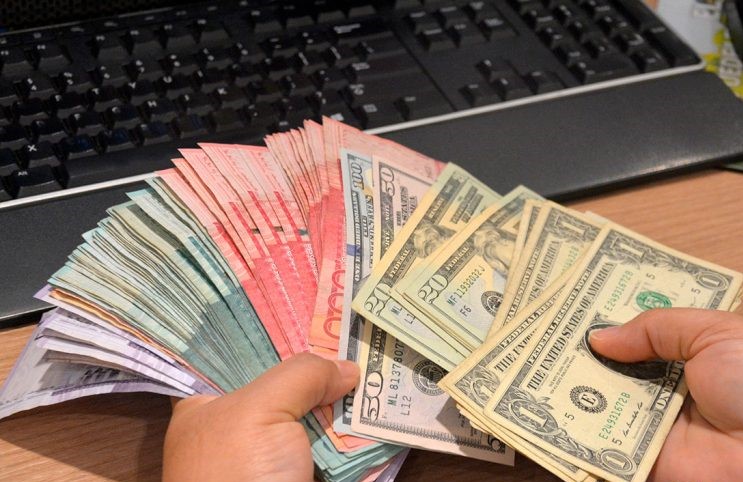 El dólar cerca de los 60 pesos y se cambia este jueves a RD$59.99