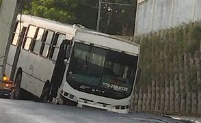 Se abre socavón en calle de Santiago; autobús queda atrapado