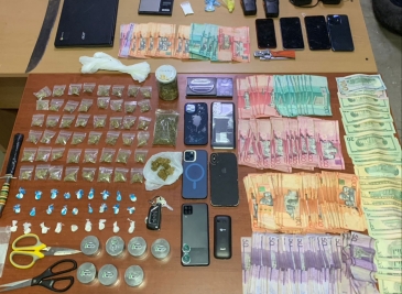 Policía Nacional realiza allanamientos en Santiago: decomiso de droga, dinero y vehículo; cuatro personas arrestadas