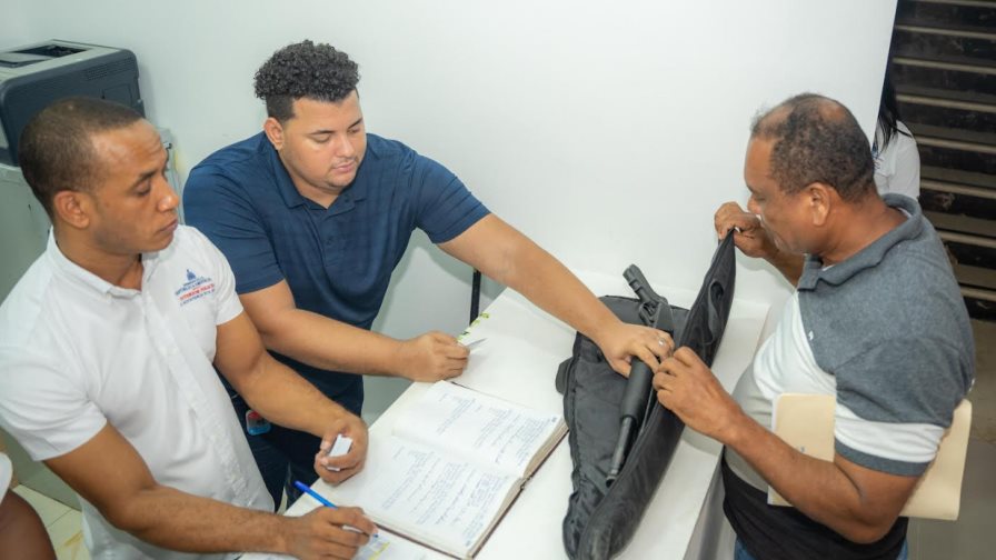 Interior y Policía rompió récord entregando 120 licencias de armas de fuego en un día