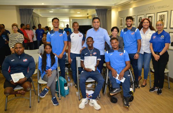 Deportes entrega 100,000 pesos atletas compitieron Paralímpicos