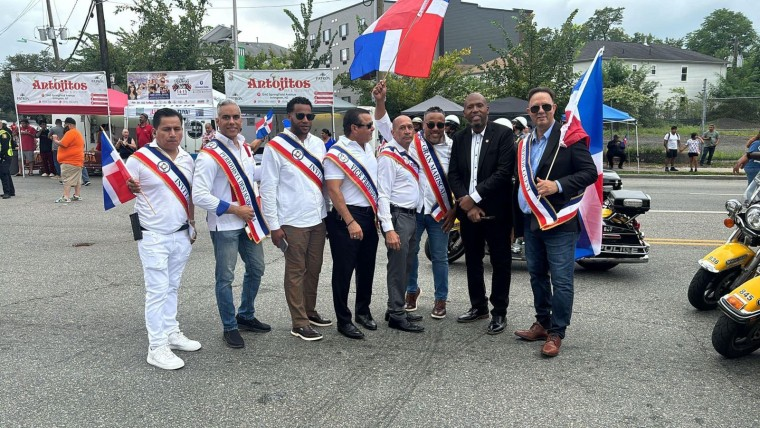Alcalde y vicealcaldesa de La Romana encabezan desfile en NEWARK