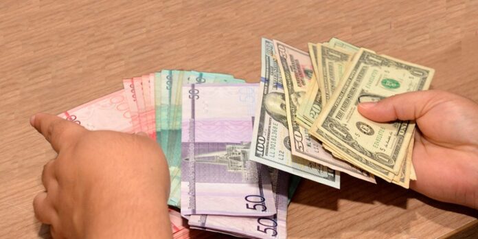 El dólar se mantenía este lunes a $60.18 y se compraba a $59.95