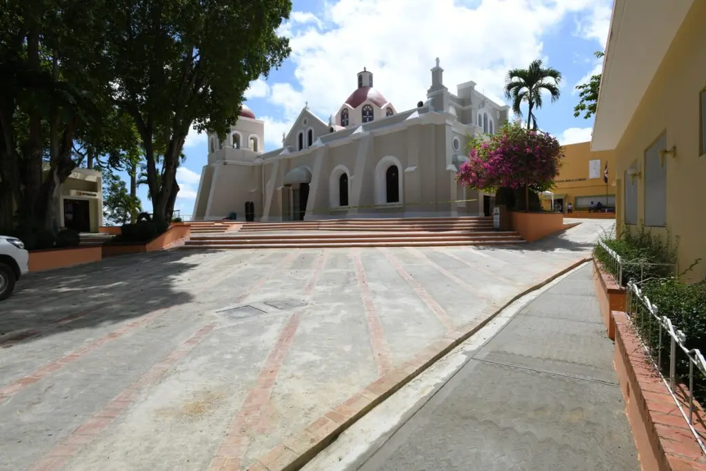 Mopc remodela parqueo Santuario Virgen Las Mercedes
