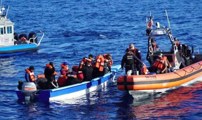 20 dominicanos son rescatados de yola se hundía en el Atlántico