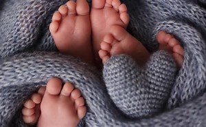 Mujer da a luz a trillizos, asegura está feliz por sus hijos