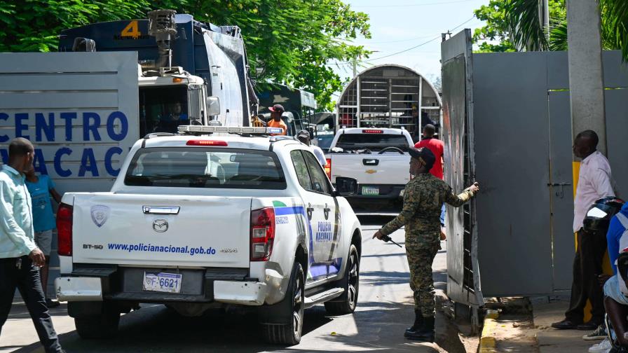 En siete horas, las autoridades de inmigración arrestaron a 1.100 haitianos en operaciones intensificadas.