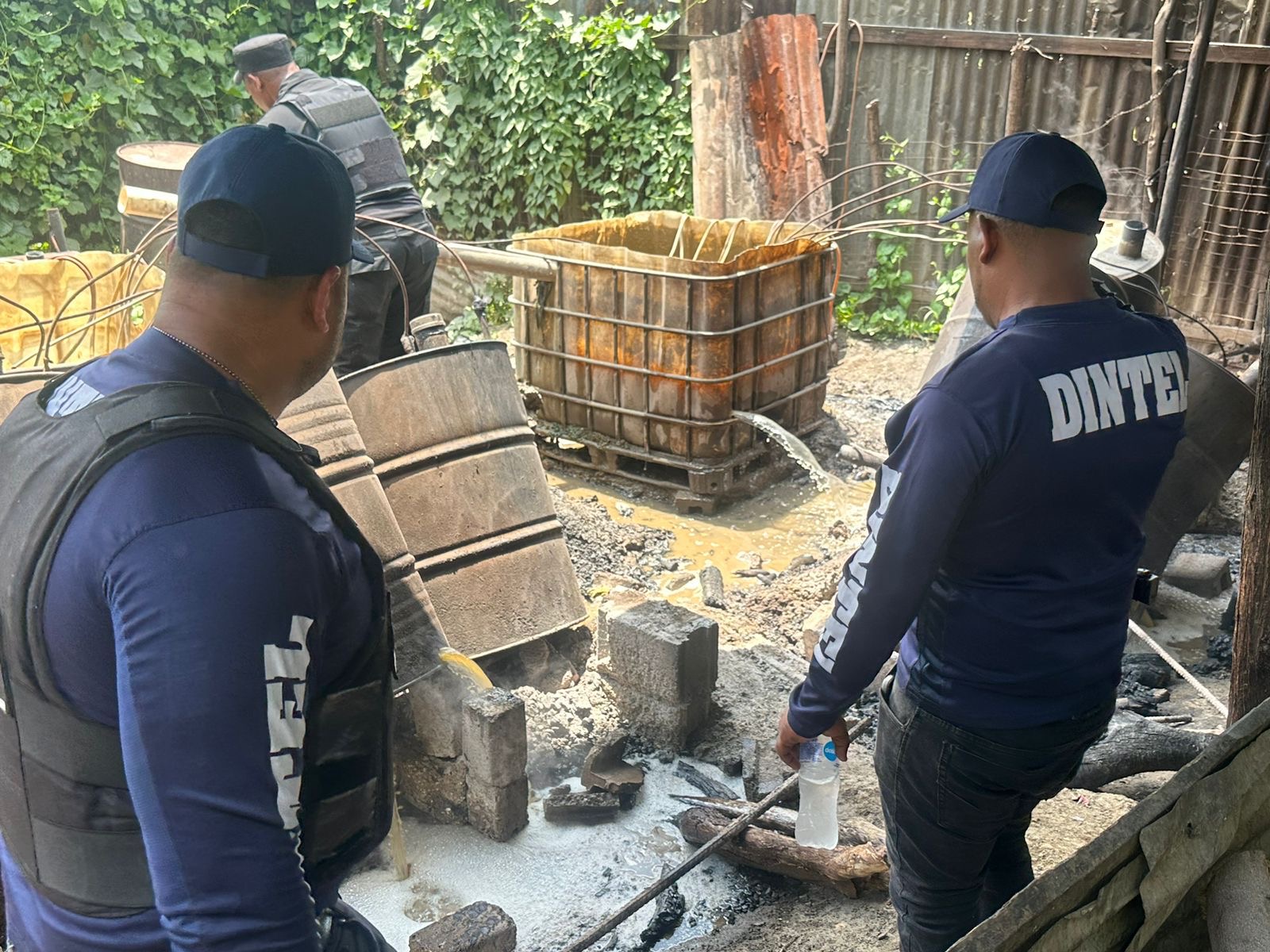 En allanamiento, PN y MP desmantelan laboratorio clandestino de bebidas alcohólicas adulteradas en Navarrete