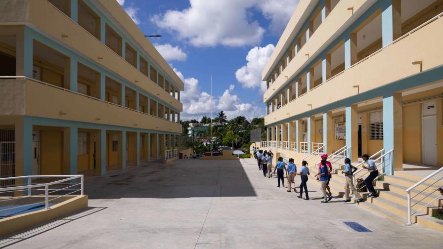 Casi 400 alumnos de un colegio de Los Alcarrizos no reciben instrucción por falta de profesores