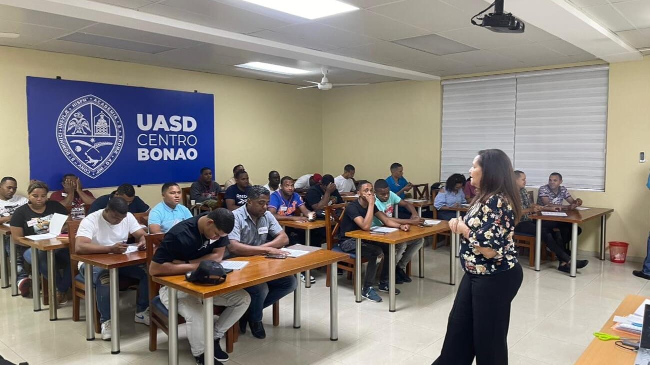 Policías continúan su formación en todo el territorio nacional; un total de 5,300 agentes capacitados en 12 universidades en cursos complementarios