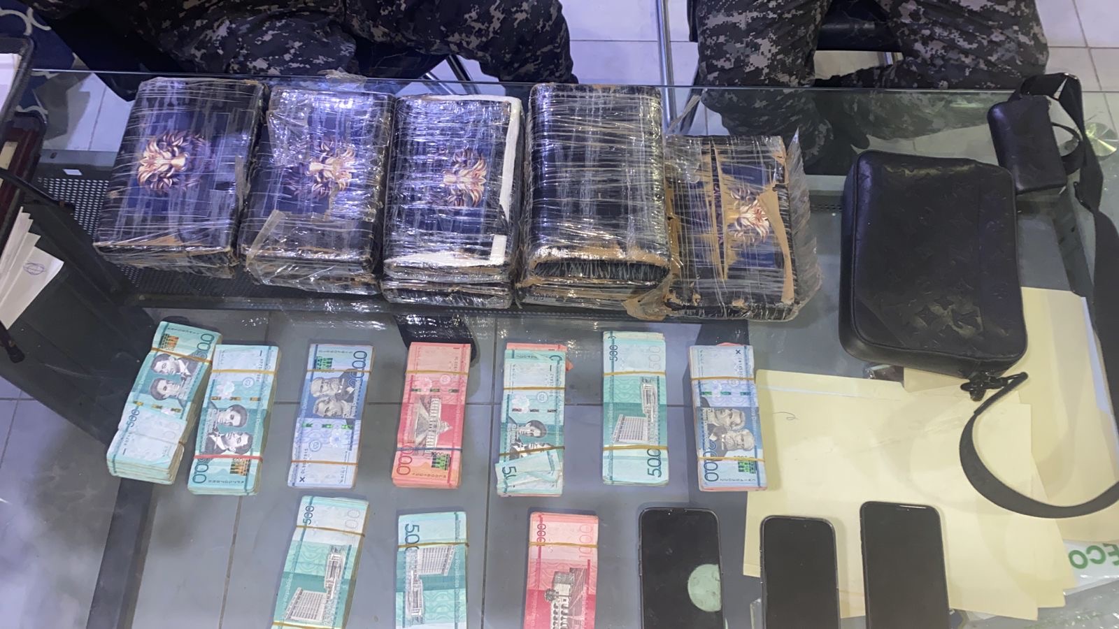 Policía incauta 10 paquetes de presunta cocaína, dinero en efectivo y un vehículo en intervención en el Distrito Nacional