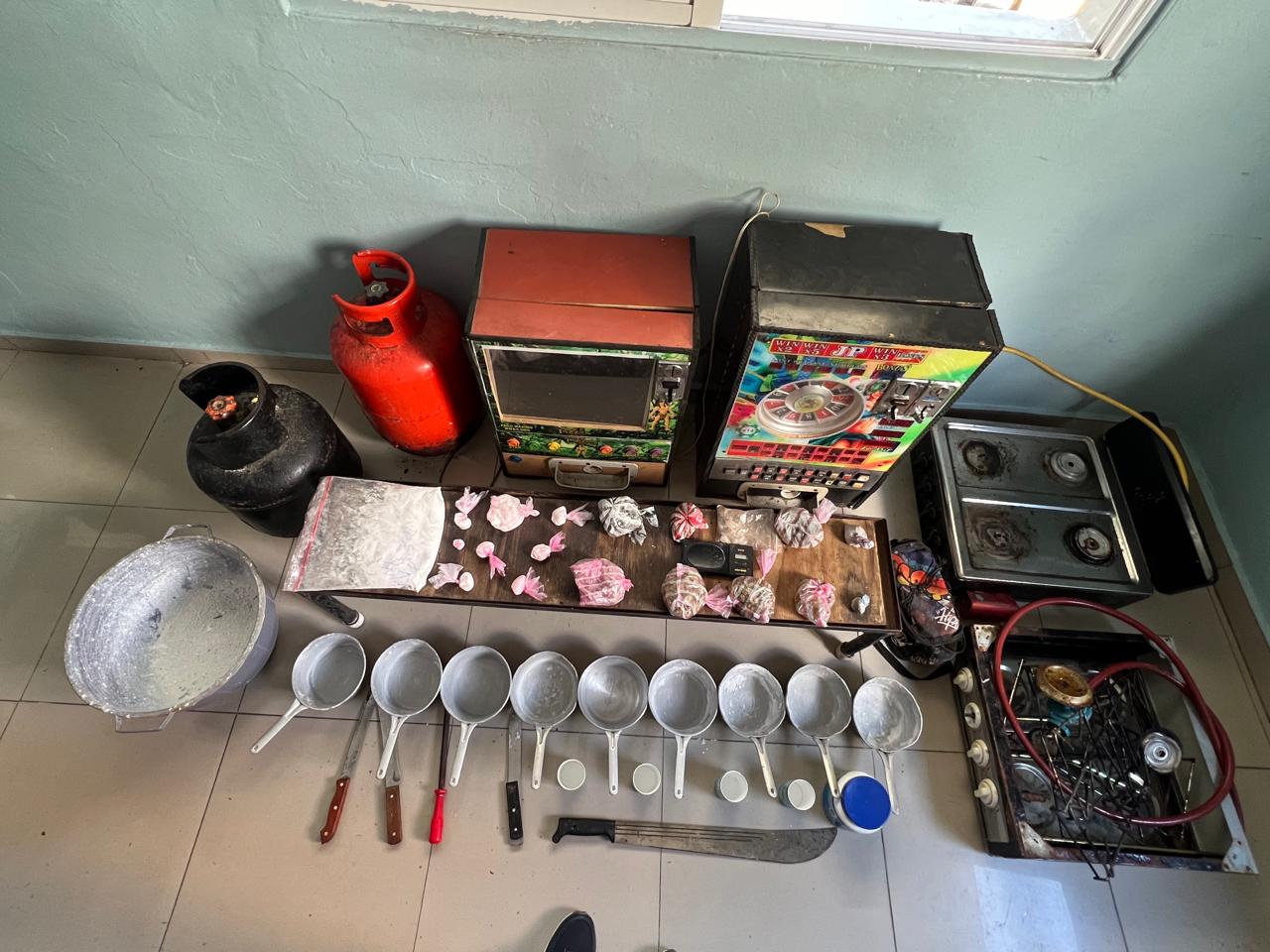 PN y MP desmantelan laboratorio clandestino de drogas y ocupa máquinas tragamonedas en San Carlos, DN