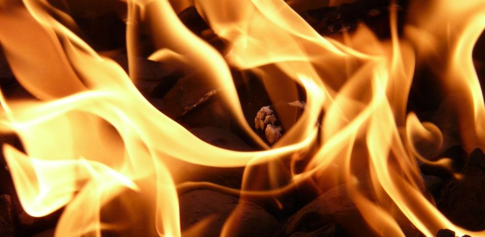 Cuerpo de Bomberos sofoca incendio en torre del Distrito Nacional; No se registran víctimas