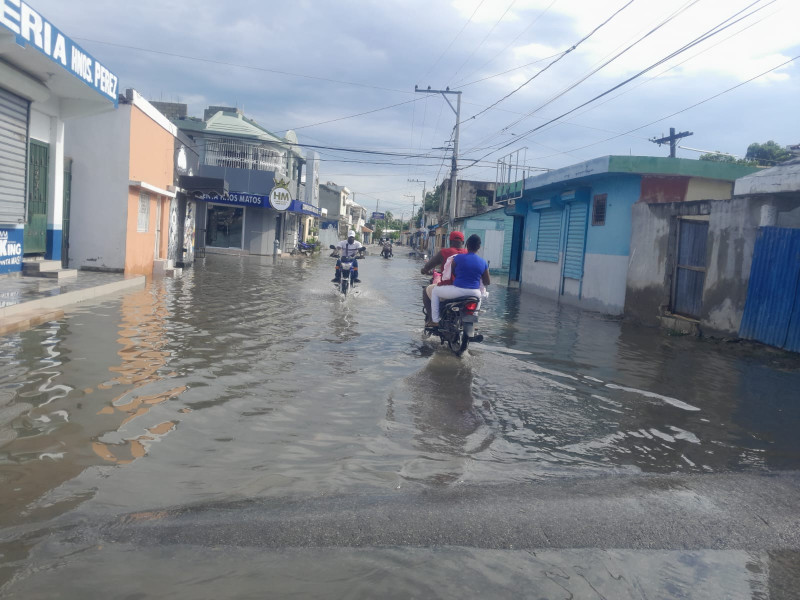 Las lluvias provocaron inundaciones en el centro de Tamayo en Bahoruco