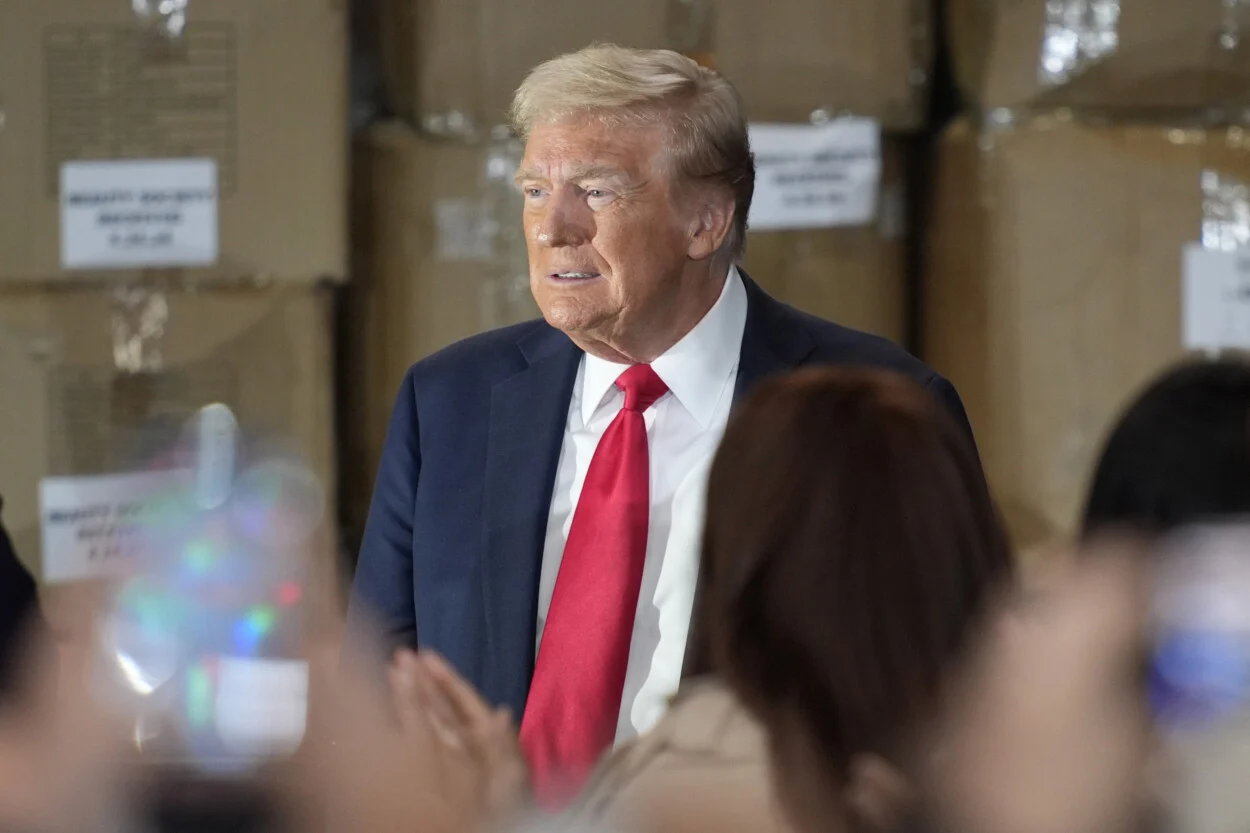Trump dice que los inmigrantes están quitando empleos a los ciudadanos hispanos
