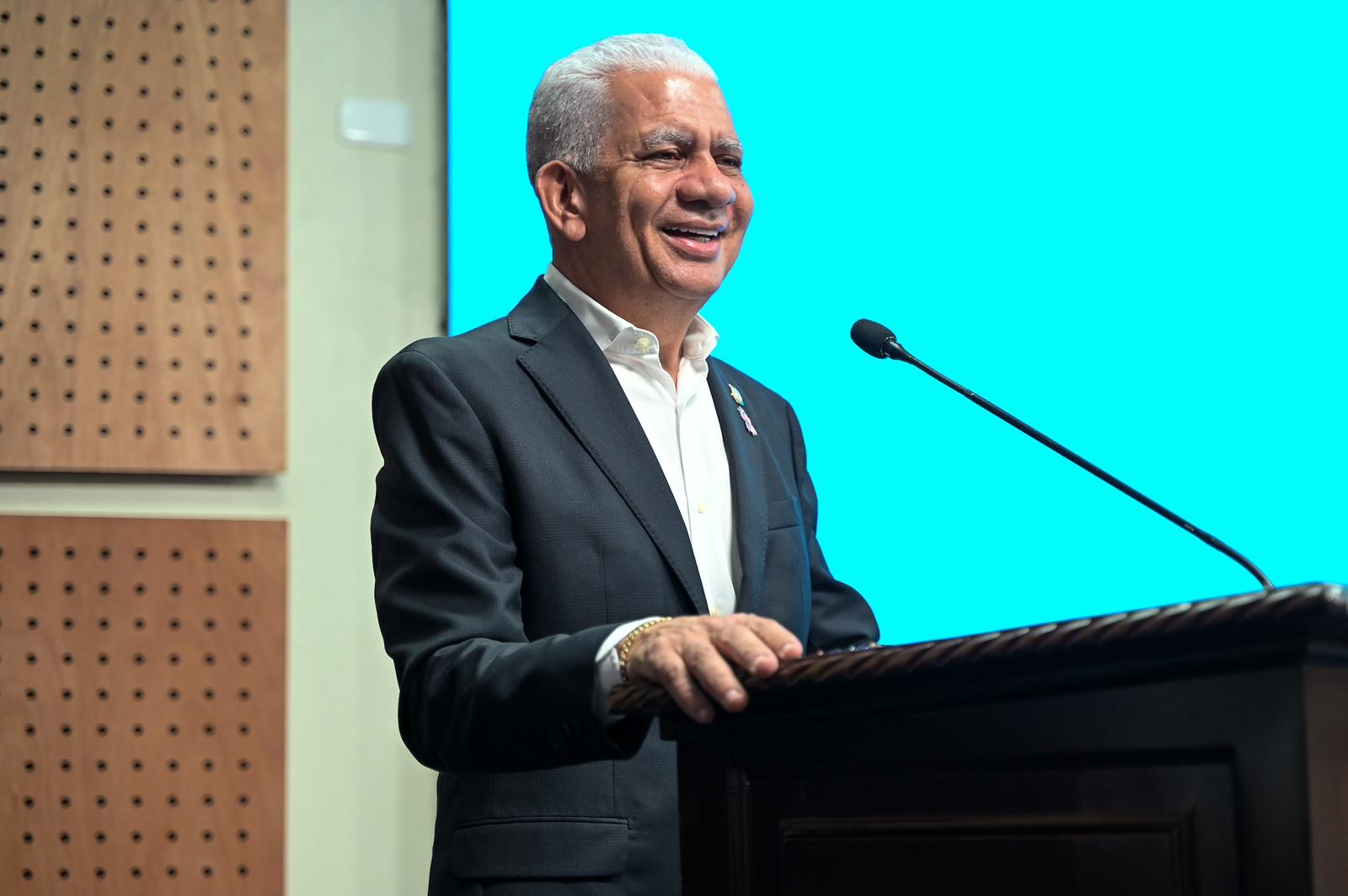 Presidente del Senado Ricardo de los Santos es reconocido por sus aportes a la educación de las niñas dominicanas