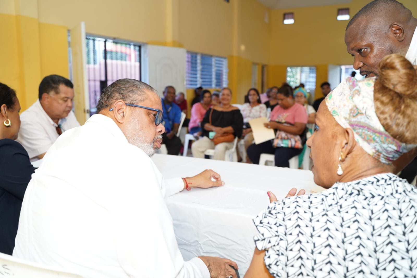 Director Desarrollo de la Comunidad escucha necesidades de residentes SDE
