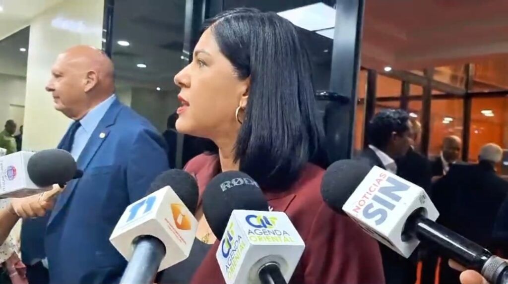 Senadora llama a la unidad en defensa del país y respalda medidas migratorias del gobierno