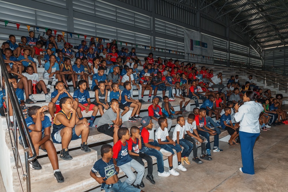 ADN imparte charla sobre la importancia del deporte y prevención de drogas en Polideportivo Nuevo Domingo Savio
