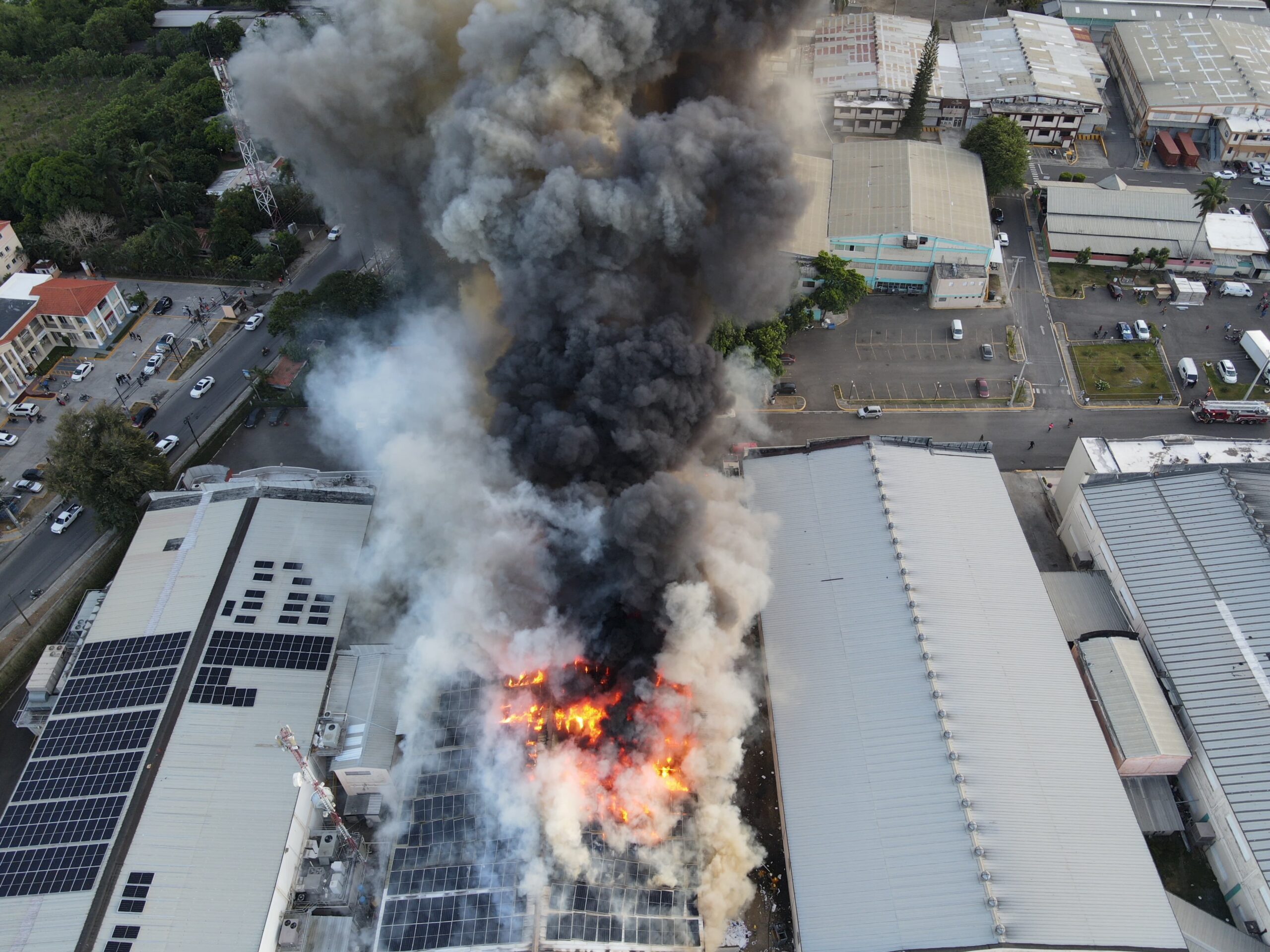 911 coordina asistencia en incendio de fábrica en zona industrial de Santiago