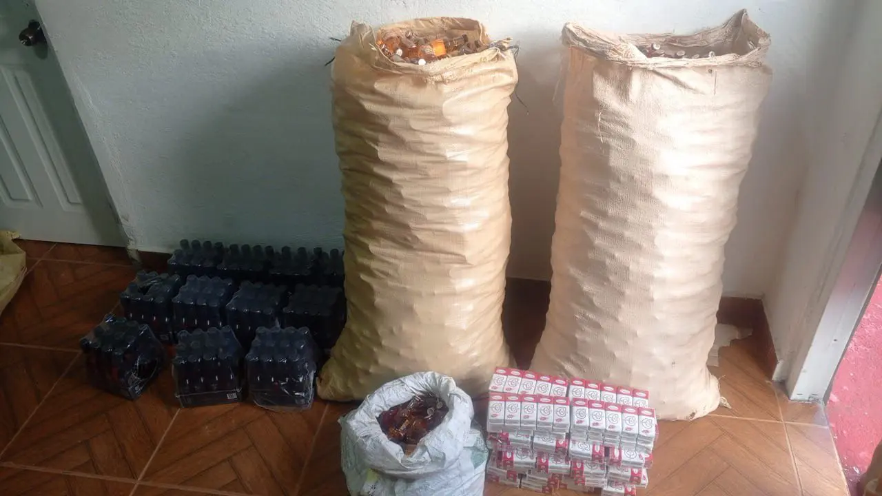 Detienen coronela por contrabando de alcohol y cigarrillos