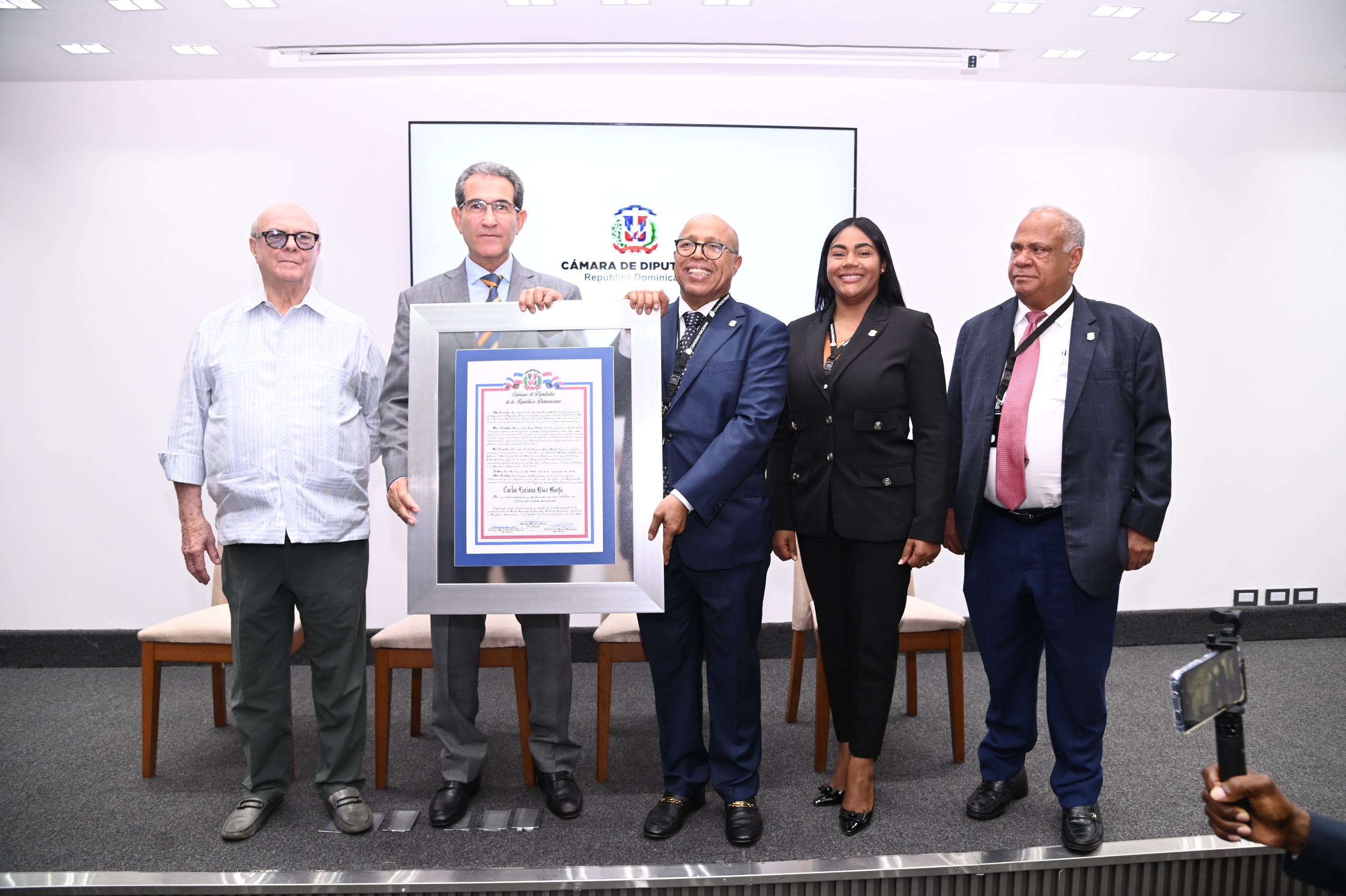 Cámara Diputados reconoce al teniente general retirado del Ejército, Díaz Morfa, por su extraordinaria y destacada carrera militar en favor del Estado