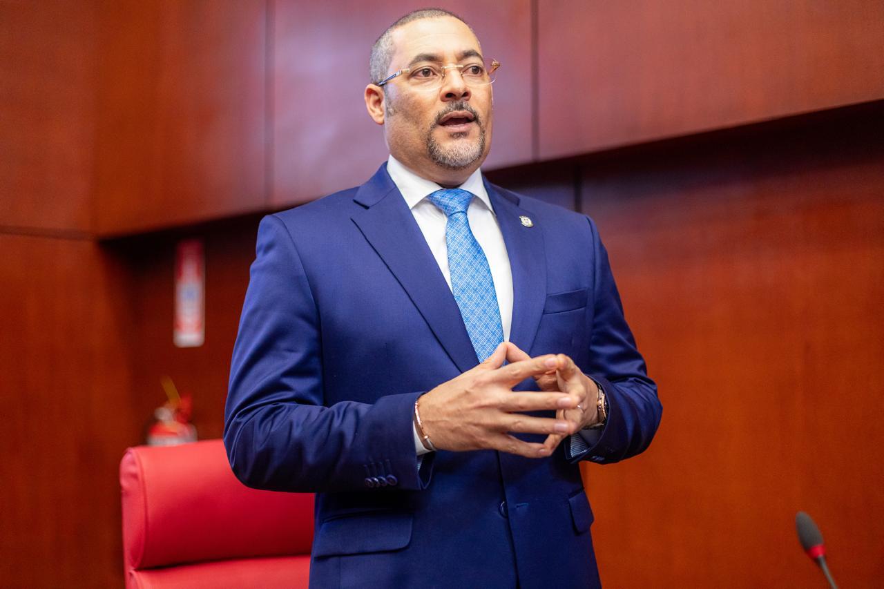 Senado aprueba resolución de senador Eduard Espiritusanto que reconoce a medallista Cristian Pinales.