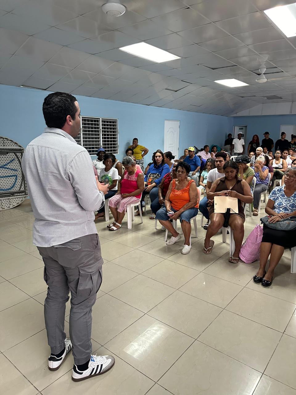 Diputado Charlie Mariotti Jr. sale a sectores del DN a escuchar y explicar a la gente las implicaciones de la reforma fiscal.