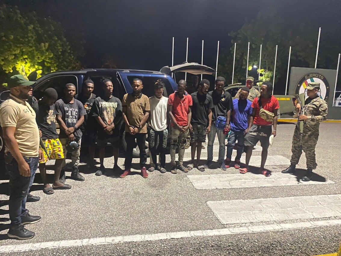 Apresan dominicano que transportaba 10 haitianos indocumentados