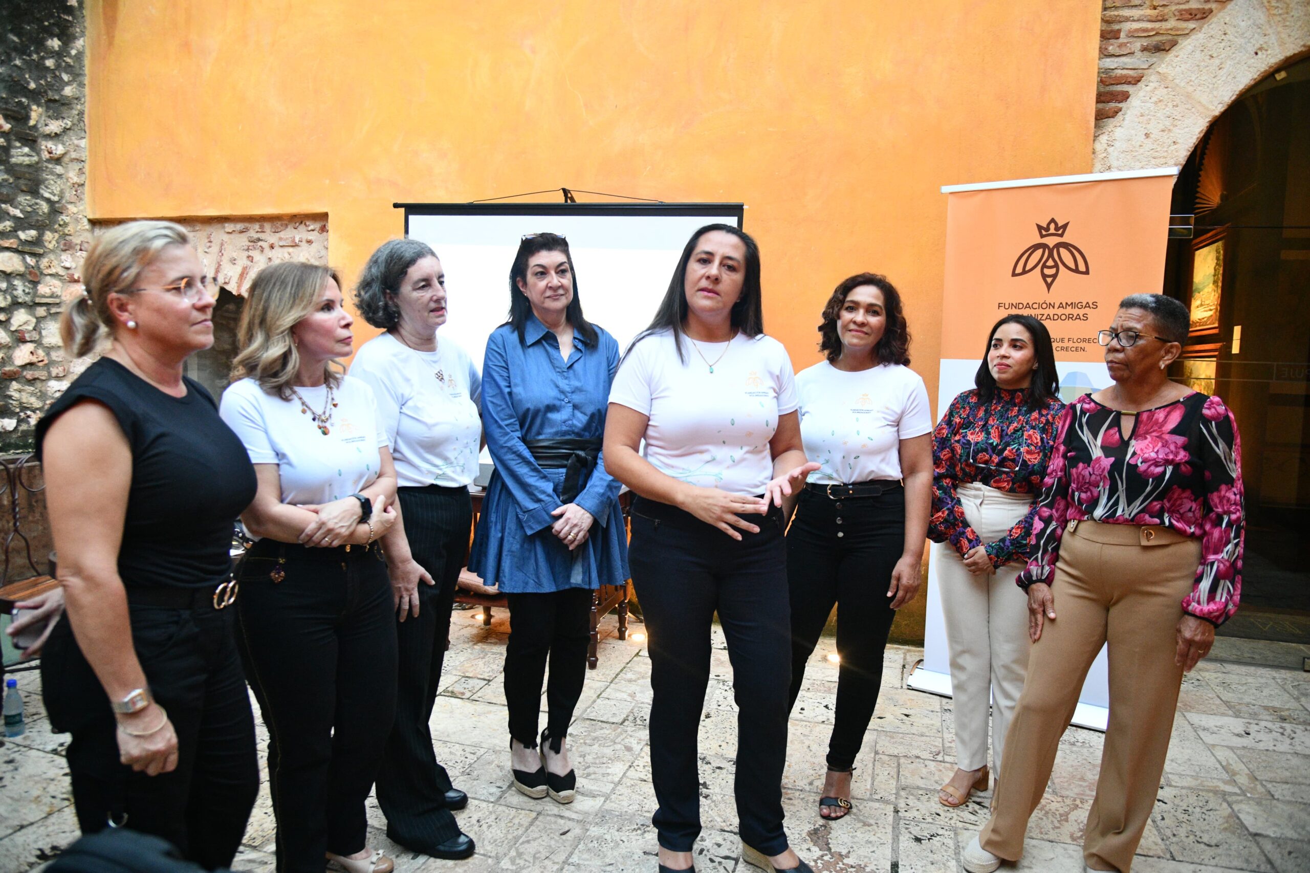 Destacan rol de las mujeres apicultoras y la importancia de las abejas para la sostenibilidad
