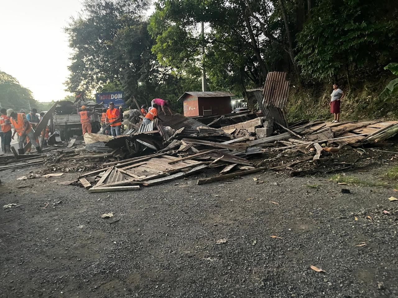 Continúan los operativos de embellecimiento de la autopista Duarte