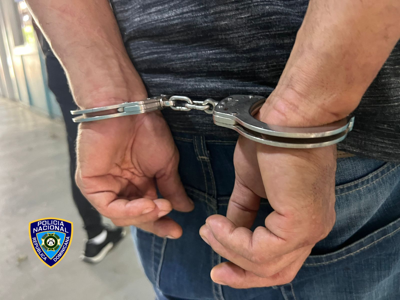 PN arresta hombre por presunto incendio a un establecimiento comercial en Santiago